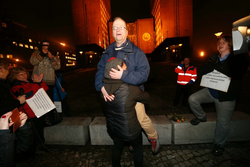 Shabana Rehman løfter Max Hermansen under demonstrasjonen til Pegida utenfor Oslo rådhus mandag kveld. Foto: Cornelius Poppe / NTB scanpix