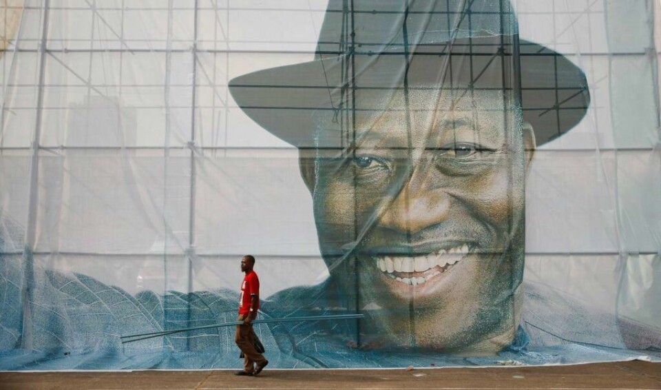 Goodluck Jonathan, her avbildet på et stort portrett på en vegg i Lagos, håper på en ny periode. FOTO: AKINTUNDE AKINLEYE/NTB SCANPIX