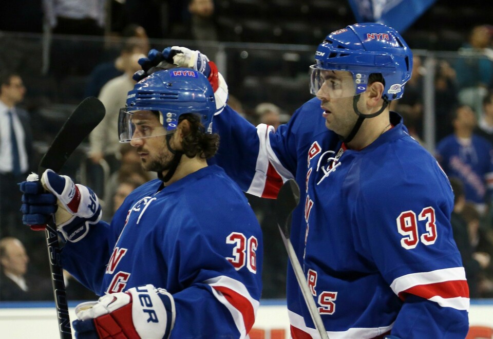 Keith Yandle og Mats Zuccarello Aasen feirer seieren. FOTO: BRUCE BENNETT/NTB SCANPIX