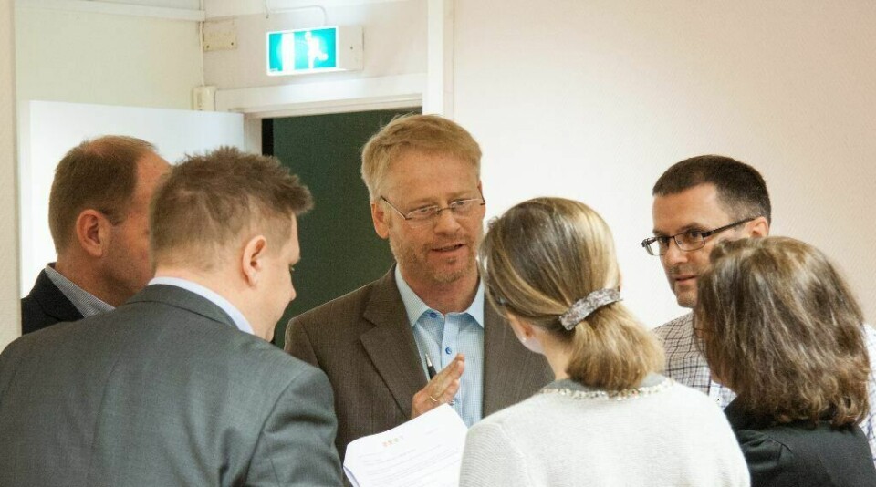 Johan Edvard Grimstad (i midten), gruppeleder for Sp i Råde, kalte Råde og Våler inn til en liten intern samtale under gårsdagens møte. Han er skeptisk til sammenslåing. FOTO: KENNETH STENSRUD