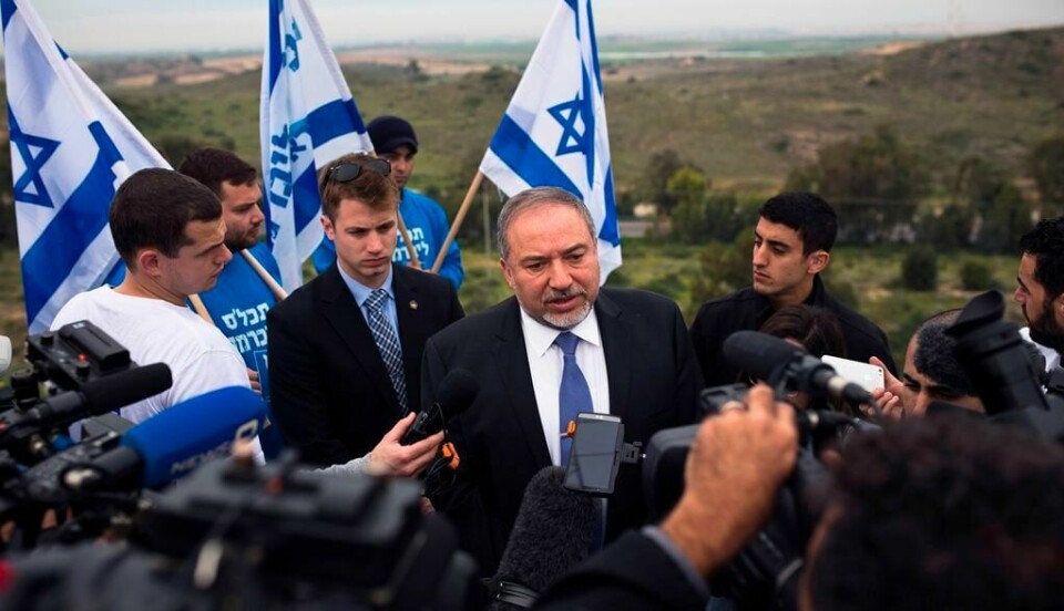 Israels utenriksminister Avigdor Lieberman truer med «å hogge hodet av illojale israelske arabere med øks», en uttalelse som har vakt sterke reaksjoner knapt en uke før valget i Israel. FOTO: REUTERS/NTB SCANPIX