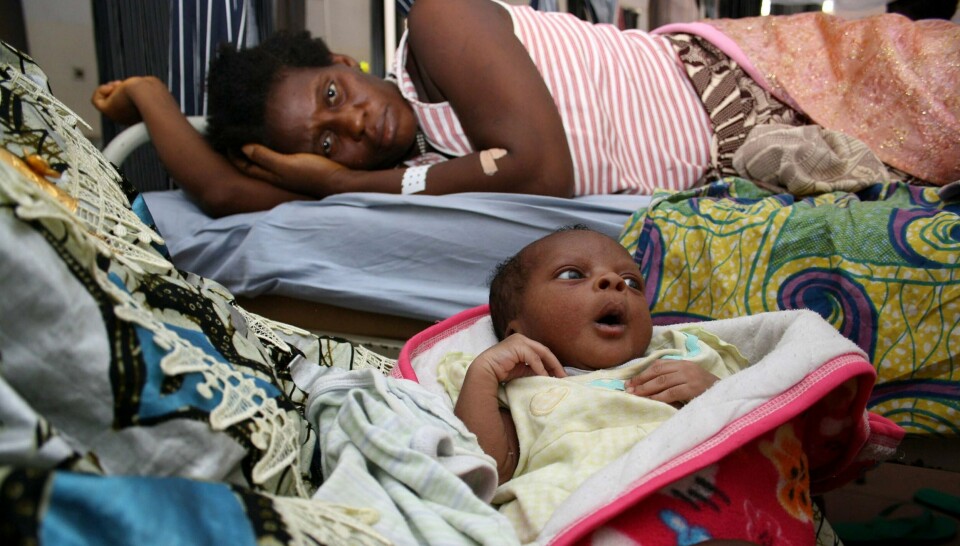 BEDRE NÅ: Den nybakte moren Yaumu Sesay ser på sin to dager gamle sønn i Freetown i Sierra Leone. Sierra Leone er et av landene med framgang på mødredødelighet. Men globalt er ikke tusenårsmålet oppnådd. FOTO: FELICITY THOMPSON/NTB SCANPIX