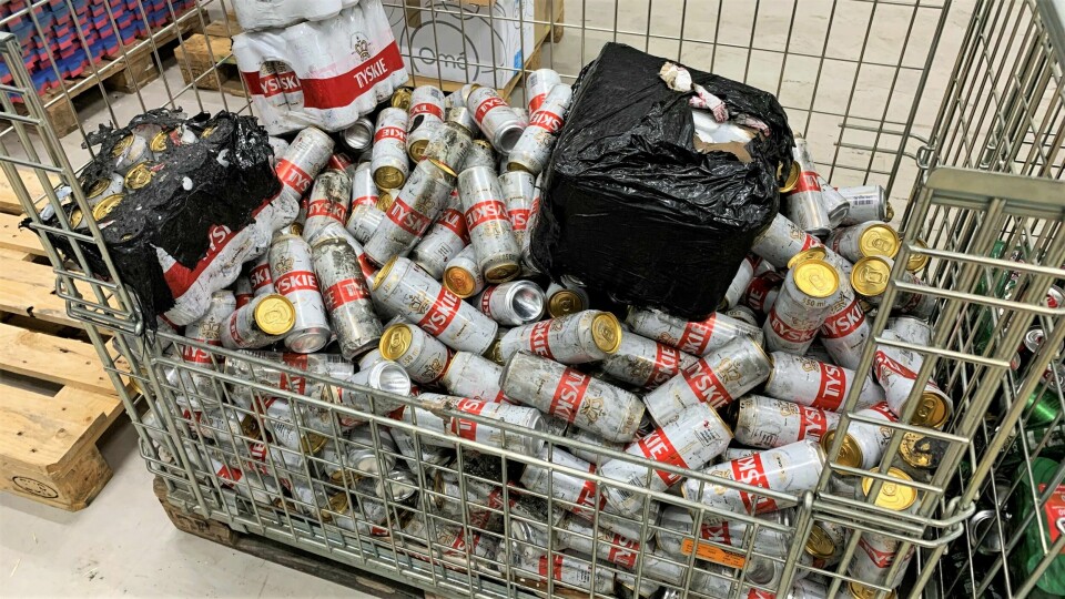 Ølboksene som ble beslaglagt bar tydelig preg av brannen som hadde herjet i vogntoget. Ølboksene som ble beslaglagt bar tydelig preg av brannen som hadde herjet i vogntoget.