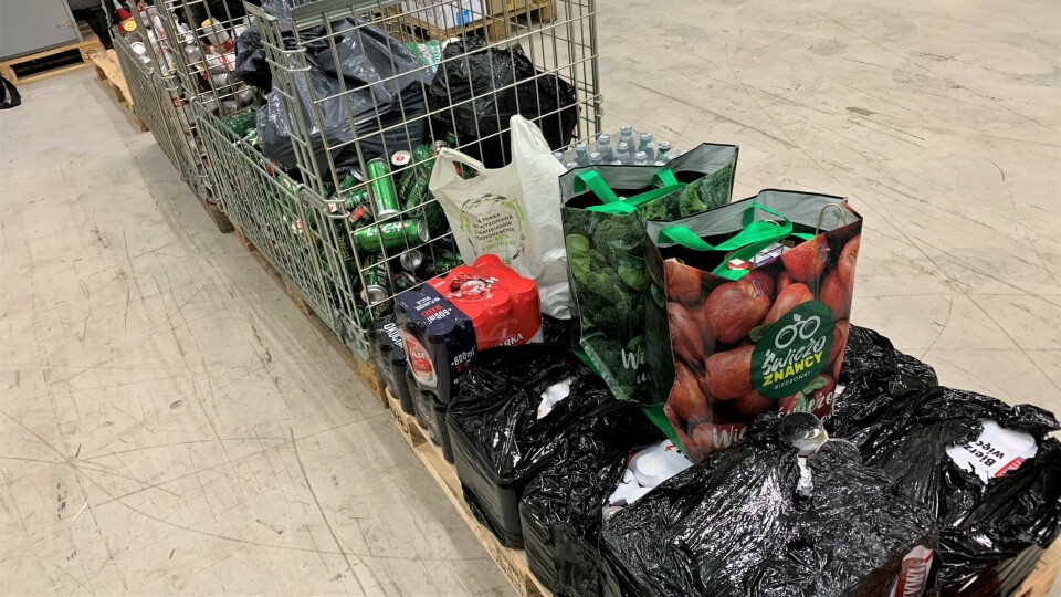 Ved siden av lovlige last, hadde vogntogsjåføren også med seg nærmere 650 liter udeklarerte alkoholvarer og litt for mange sigaretter over grensa. Beslag av 624 liter øl, 15,25 liter brennevin og 400 sigaretter fra et vogntog som tok fyr langs E6 ved Skjeberg i Sarpsborg 8. september 2022.