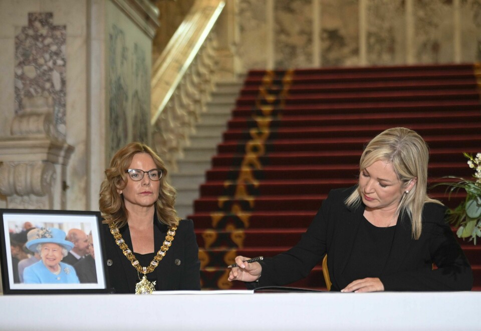 Sinn Fein-leder Michelle O'Neill signerer kondolanseprotokollen for dronning Elizabeth i rådhuset i Belfast. Sinn Fein-leder Michelle O'Neill signerer kondolanseprotokollen for dronning Elizabeth i rådhuset i Belfast. Foto: Mark Marlow / PA via AP / NTB