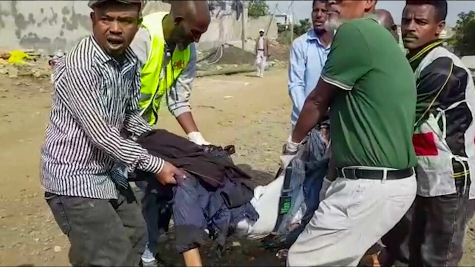 Et offer for et flyangrep fra etiopiske regjeringsstyrker bæres inn i en ambulanse i Mekele, hovedstaden i Tigray-regionen nord i Etiopia. Et offer for et flyangrep fra etiopiske regjeringsstyrker bæres inn i en ambulanse i Mekele, hovedstaden i Tigray-regionen nord i Etiopia. Foto: AP / NTB