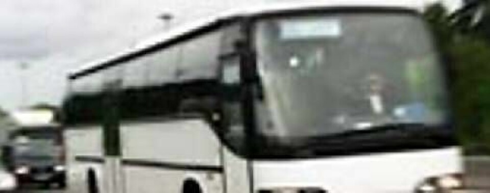 En buss fra Sørlabndsekspressen er evakuert etter en bombetrussel. E18 er stengt ved Songe i Aust-Agder.
