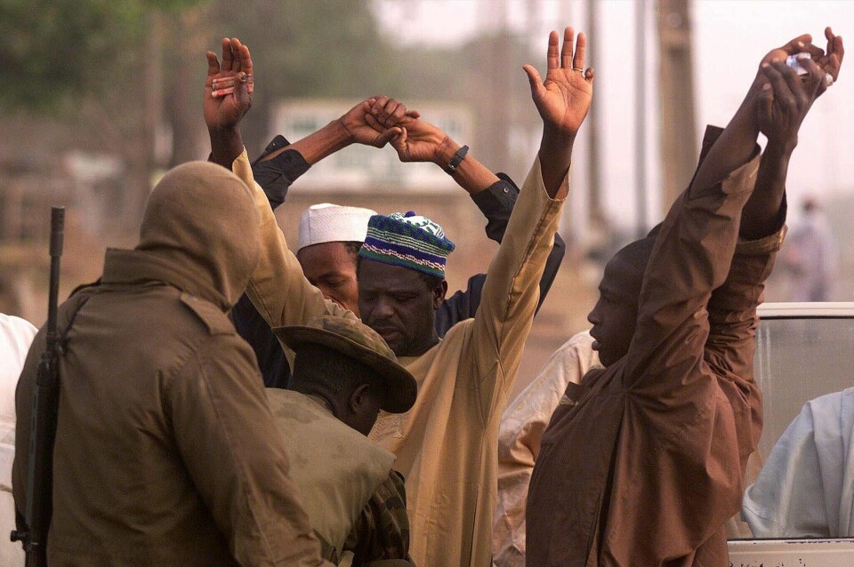 En shariadomstol i Nigeria dømte tre menn til døden ved steining for homofili. En shariadomstol i Nigeria dømte tre menn til døden ved steining for homofili.