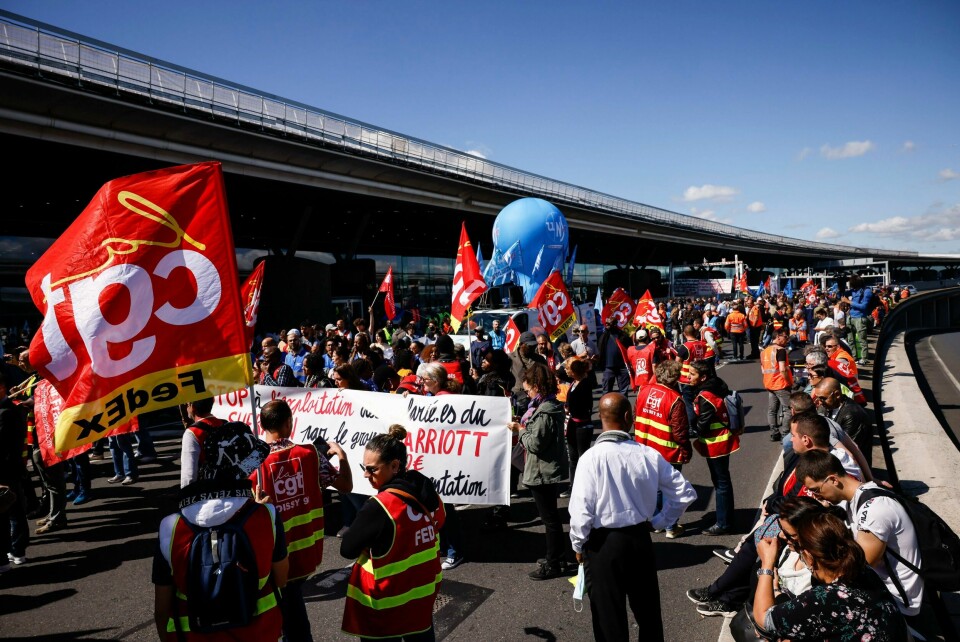Ansatte streiker utenfor en terminal ved Charles de Gaulle flyplass, nord for den franske hovedstaden Paris. Ansatte streiker utenfor en terminal ved Charles de Gaulle flyplass, nord for den franske hovedstaden Paris. Foto: Thomas Padilla / AP / NTB