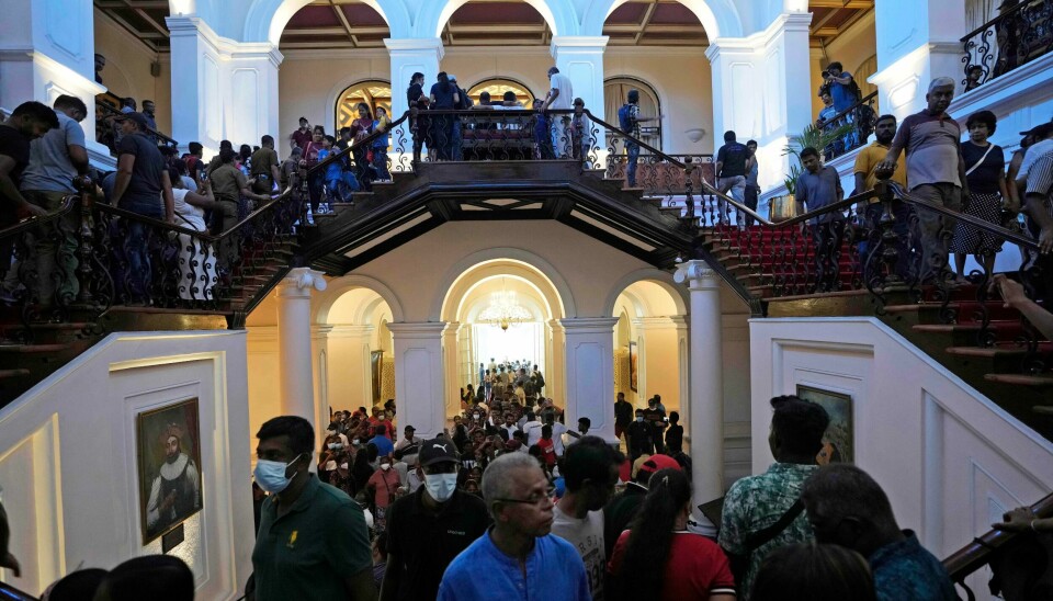 Det er fremdeles fullt av folk i presidentpalasset i Sri Lankas hovedstad Colombo søndag. Palasset ble stormet av demonstranter lørdag. Det er fremdeles fullt av folk i presidentpalasset i Sri Lankas hovedstad Colombo søndag. Palasset ble stormet av demonstranter lørdag. Foto: Eranga Jayawardena / AP / NTB