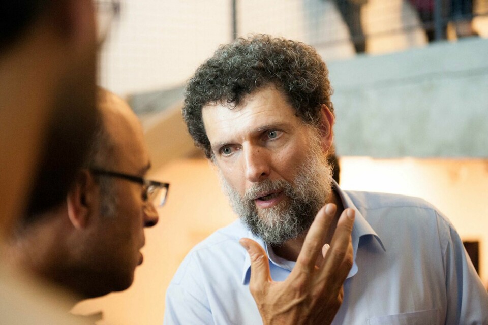 Dette udaterte filutdelingsbildet tatt og utgitt 15. oktober 2021 av Anadolu Culture Center viser den parisiskfødte tyrkiske filantropen Osman Kavala som taler under et arrangement i Istanbul. - Nok en gang fordømt av Europarådet, ba Tyrkia 11. juli 2022 om umiddelbart å løslate Kavala, fengslet uten dom siden 2017. (Foto: Handout / Anadolu Culture Center / AFP) / AFP PHOTO / HANDOUT / ANADOLU CULTURE CENTER (FILES) This undated file handout photograph taken and released on October 15, 2021 by the Anadolu Culture Center shows Parisian-born Turkish philanthropist Osman Kavala speaking during an event in Istanbul. - Once again condemned by the Council of Europe, Turkey called on July 11, 2022 to immediately release Kavala, jailed without a conviction since 2017. (Photo by Handout / Anadolu Culture Center / AFP) / RESTRICTED TO EDITORIAL USE - MANDATORY CREDIT 'AFP PHOTO / HANDOUT / ANADOLU CULTURE CENTER' - NO MARKETING - NO ADVERTISING CAMPAIGNS - DISTRIBUTED AS A SERVICE TO CLIENTS