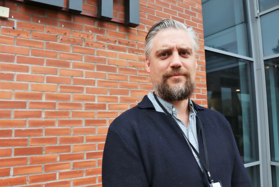 Aktor og politiadvokat, Fredrik Krokaas sier at politiet oppfatter det slik at tiltalte har kommet i kontakt med ofrene via bekjentskap. Aktor og politiadvokat, Fredrik Krokaas