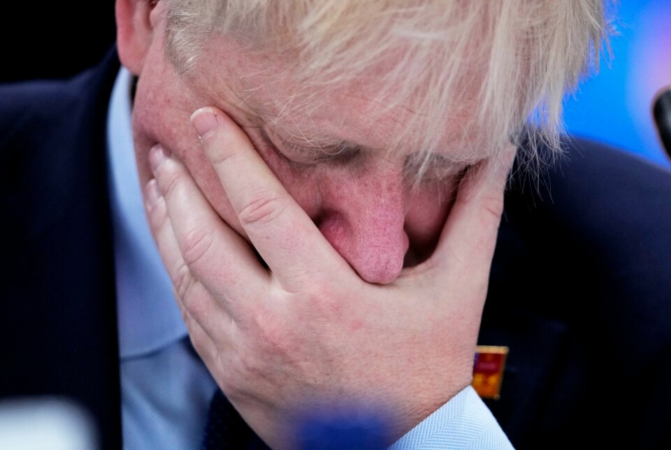 Britiske medier skriver at Boris Johnson kommer til å gå av som statsminister. Flere og flere av Johnsons allierte sier de ikke lenger har tillit til den britiske statsministeren og trekker seg fra sine stillinger. Foto: Bernat Armangue / AP / NTB