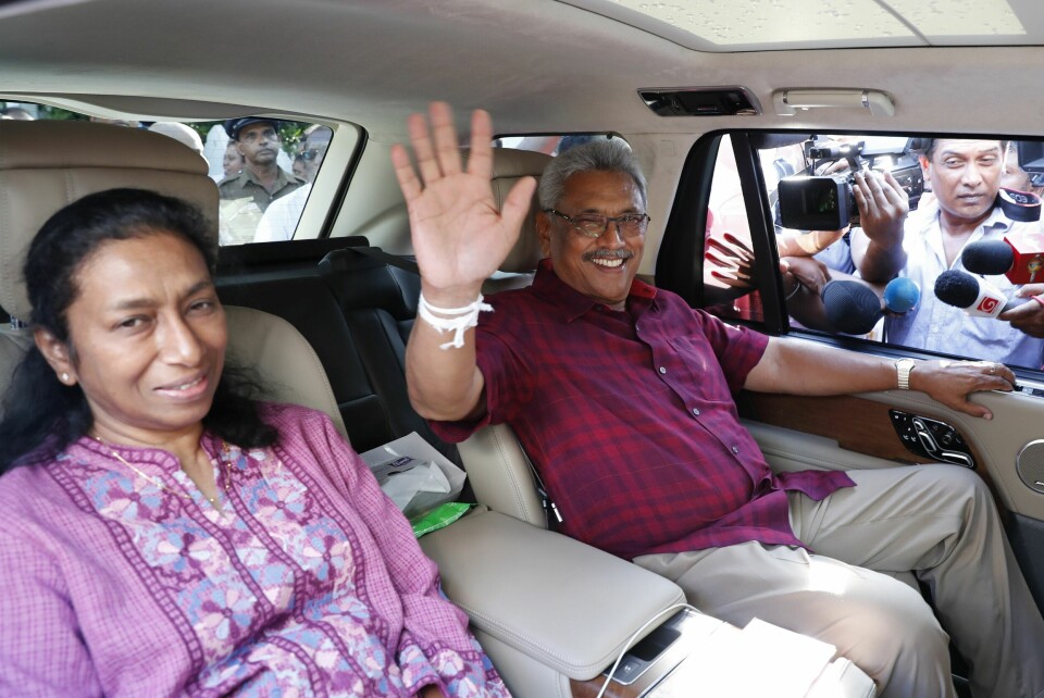 Sri Lankas president Gotabaya Rajapaksa og kona hans har forlatt Maldivene og reist videre til Singapore, ifølge en tjenestemann på Maldivene. Sri Lankas president Gotabaya Rajapaksa og kona hans har forlatt Maldivene og reist videre til Singapore, ifølge en tjenestemann på Maldivene. Foto: Eranga Jayawardena / AP / NTB