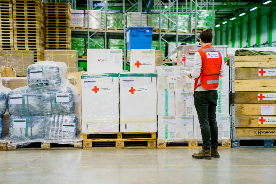 Norges Røde Kors har sendt mye førstehjelpsutstyr og medisinsk utstyr til Ukraina. Nå merker de at givergleden fra folk har dabbet litt av. Norges Røde Kors sender førstehjelpsutstyr og medisinsk utstyr til Ukraina.Foto: Stian Lysberg Solum / NTB