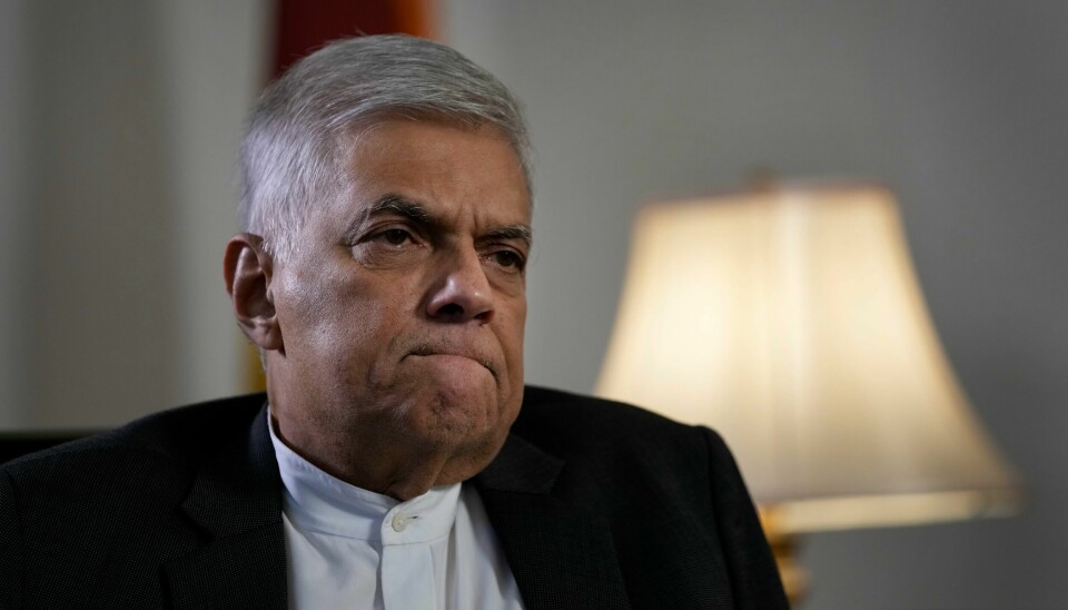 Arkivfoto. Sri Lankas statsminister Ranil Wickremesinghe FILE- Sri Lanka's new prime minister Ranil Wickremesinghe gestures during an interview with The Associated Press in Colombo, Sri Lanka, June 11, 2022. Wickremesinghe told Parliament on Wednesday that Sri Lanka’s economy has collapsed after months of shortages of food, fuel and electricity. (AP Photo/Eranga Jayawardena, File)