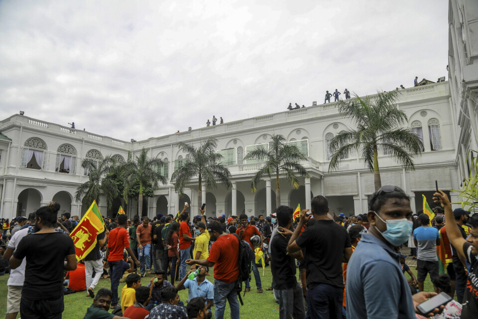 Demonstranter på innsiden av presidentboligen i Sri Lanka. Lørdag formiddag stormet demonstrantene presidentpalasset i hovedstaden Colombo til tross for stor tilstedeværelse av sikkerhetsstyrker. Foto: Amitha Thennakoon / AP / NTB