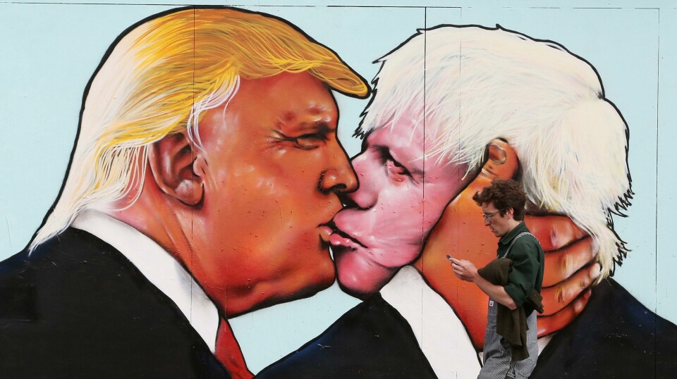 Dette gatekunstbildet, der Donald Trump og Boris Johnson kysser hverandre på samme måte som det ikoniske portrettet av Leonid Bresjnev og Erik Honecker, ble malt på en vegg i Bristol sørvest i Storbritannia l i 2016 til inntekt for remain-kampanjen We Are Europe i forbindelse med Brexit-avstemningen. TOPSHOT - A man walks past a mural showing likely US Republican presidential nominee Donald Trump (L) kissing the Former Mayor of London and Conservative MP, Boris Johnson, on the side of a building in Bristol, south west England on May 24, 2016.