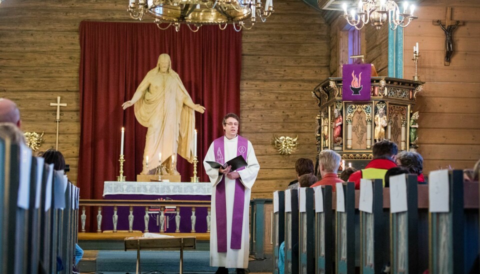 Forkynnelsen som gjøres må være gjenstand for en kritisk vurdering. Det som sies i en moské eller i en kristen kirke, er ingen privatsak. Vi må alle bry oss om hva som formidles, skriver Helge Simonnes. .