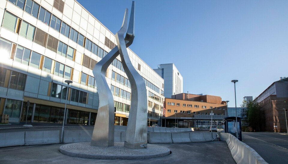 Statsforvalteren i Troms og Finnmark vurderer å søke om dispensasjon fra SAS-streiken slik at ferierende helsepersonell kan fraktes til jobb. Ved Universitetssykehuset i Nord-Norge (UNN) blir det tatt blodprøve av 500 tilfeldig utvalgt ansatte som har fått AstraZeneca-vaksinen. Foto: Terje Pedersen / NTB