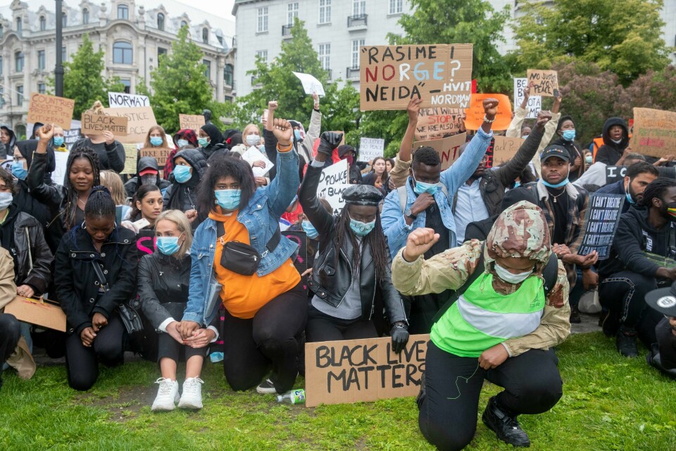 Vi trenger å jobbe aktivt mot rasismen. Og det er nettopp dette antirasister gjør, skriver kronikkforfatteren. Bildet er fra demonstrasjonen til støtte for «Black lives matter» i Oslo 2020.