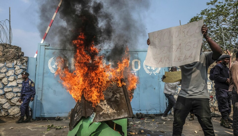 En demonstrant holder opp en plakat med teksten «Monusco, dra med en gang» under protester mot FNs fredsbevarende styrke i Kongo mandag. En demonstrant holder opp en plakat med teksten «Monusco, dra med en gang» under protester mot FNs fredsbevarende styrke i Kongo mandag. Foto: Moses Sawasawa / AP / NTB