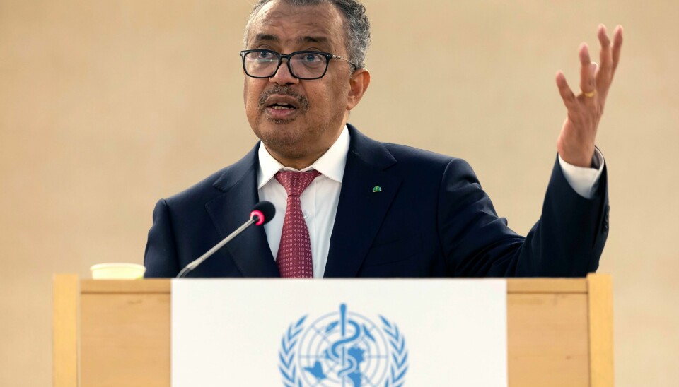 WHO-sjef Tedros Adhanom Ghebreyesus anbefaler at homofile inntil videre reduserer antall sexpartnere for å minske risikoen for å bli smittet av apekopper. WHO-sjef Tedros Adhanom Ghebreyesus anbefaler at homofile inntil videre reduserer antall sexpartnere for å minske risikoen for å bli smittet av apekopper. Foto: Salvatore Di Nolfi/ Keystone via AP / NTB