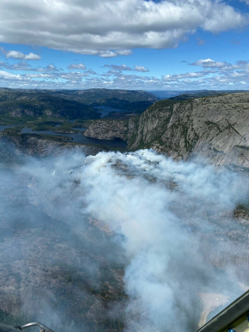 Skogbrannen sett fra helikopter på lørdag. Politiet meldte i dag om en skogbrann i nærheten av badeplassen Jettegrytene i Nissedal i Telemark.Foto: Skogbrann Helikopteret / NTB