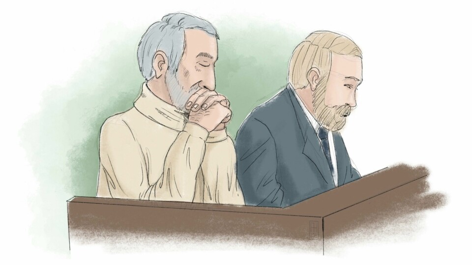 Tegning av Hamid Noury sammen med advokat Thomas Söderqvist i Stockholms tingrett. Hamid Noury (t.v.) var ansatt i et iransk fengsel i 1988, der et stort antall opposisjonelle ble henrettet. Nå er han tiltalt for krigsforbrytelser. Saken begynte i en Stockholm tingrett i august og varer fram til april neste år. Advokat Thomas Söderqvist til høyre. Tegning: Anders Humlebo / TT / NTB