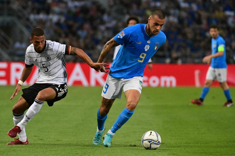 Den høyreiste italienske angrepsspilleren Gianluca Scamacca (23) er klar for Premier League-klubben West Ham. Han hentes fra italienske Sassuolo Den høyreiste italienske angrepsspilleren Gianluca Scamacca (23) er klar for Premier League-klubben West Ham. Han hentes fra italienske Sassuolo