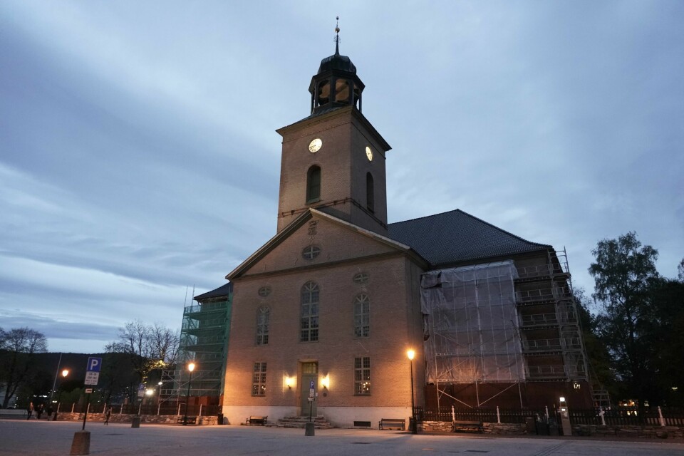 Kongsberg kirke står for 25 prosent av strømutgiftene til Kongsberg kirkelige fellesråd, som drifter seks kirker. Kirken er Norges største i antall sitteplasser, med 2.400 plasser, og rommer Nord-Europas største barokkorgel fra 1762. Kongsberg kirke holder dørene åpne fra klokka 9 torsdag. Foto: Terje Pedersen / NTB