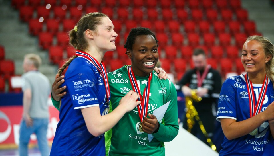 Kadija Mårdalen (i midten) spilte en god kamp for Norges U18-landslag mot Nord-Makedonia fredag, men hun kunne ikke hindre tap. Kadija Mårdalen (i midten) spilte en god kamp for Norges U18-landslag mot Nord-Makedonia fredag, men hun kunne ikke hindre tap.Foto: Christoffer Andersen / NTB