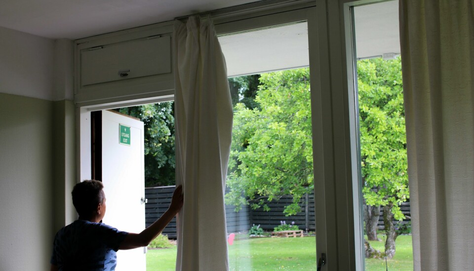 – I og med at alle de psykisk syke er lokalisert i tredje etasje på hovedhuset på Bredtveit er det hele tiden banking i vegger og dører og skriking fra den etasjen. Siden det er en betong bygning sprer lyden seg godt. Jeg hørte det helt ned til første etasje når jeg var der nå, før jeg kom hit, sier «Nina». – I og med at alle de psykisk syke er lokalisert i tredje etasje på hovedhuset på Bredtveit er det hele tiden banking i vegger og dører og skriking fra den etasjen. Siden det er en betong bygning sprer lyden seg godt. Jeg hørte det helt ned til første etasje når jeg var der nå, før jeg kom hit, sier «Nina».