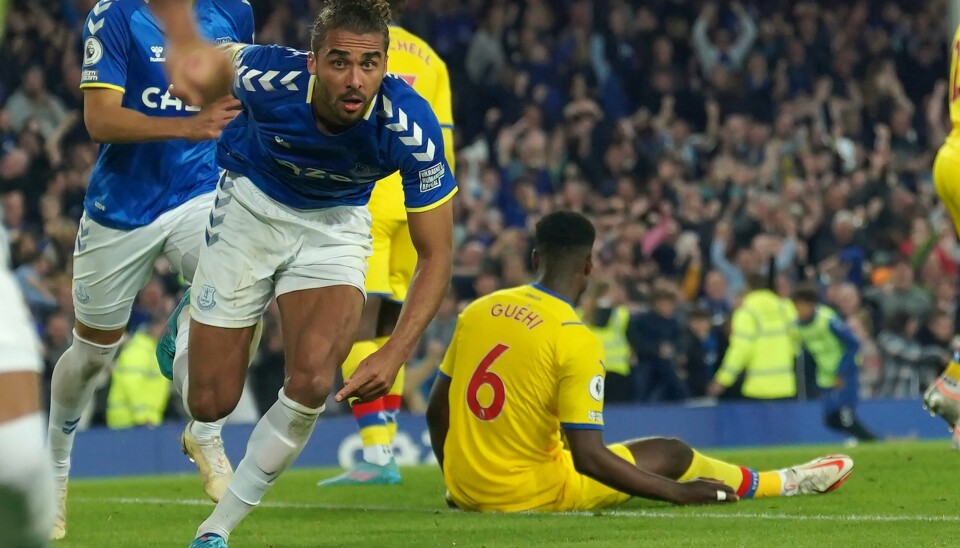 Dominic Calvert-Lewin har pådratt seg en skade og mister flere av Evertons kamper i sesonginnledningen. Dominic Calvert-Lewin jubler etter å ha scoret Evertons vinnermål i 3-2-seieren over Crystal Palace. Seieren berget plassen i Premier League. Foto: Jon Super, AP / NTB