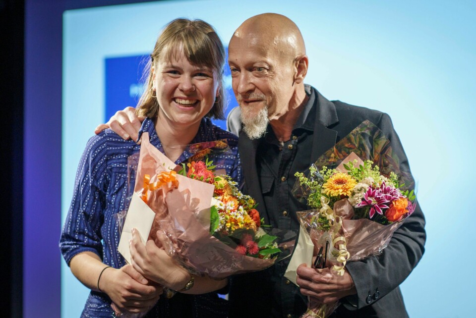 Lars Saabye Christensen gir Saabye-stipendet for 2022 til forfatter Sunniva M. Roligheten. Lars Saabye Christensen gir Saabye-stipendet for 2022 til forfatter Sunniva M. Roligheten.Foto: Heiko Junge / NTB