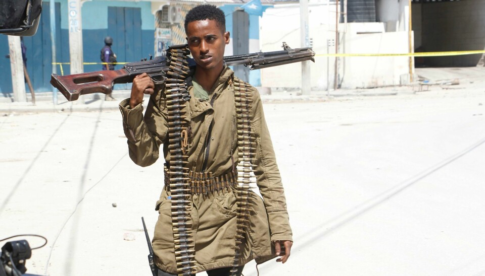 En soldat holder vakt utenfor Hayat Hotel i Mogadishu lørdag, der minst 20 er drept i et angrep fra islamistgruppa al-Shabaab. En soldat holder vakt utenfor Hayat Hotel i Mogadishu lørdag, der minst 20 er drept i et angrep fra islamistgruppa al-Shabaab. Foto: Farah Abdi Warsameh / AP / NTB
