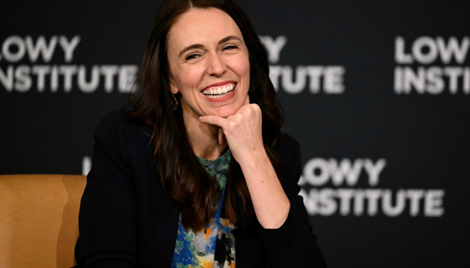 New Zealands statsminister Jacinda Ardern kan smile nå som landet har opphevet de siste koronarestriksjonene og igjen er åpent for reisende fra utlandet. Bildet er tatt under et besøk i Australia 7. juli. New Zealands statsminister Jacinda Ardern kan smile nå som landet har opphevet de siste koronarestriksjonene og igjen er åpent for reisende fra utlandet. Bildet er tatt under et besøk i Australia 7. juli. Foto: Dean Lewins / AP / NTB