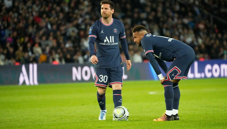 Lionel Messi og Neymar må belage seg på å ta farvel med en rekke lagkamerater. Lionel Messi og Neymar er klubbkamerater i PSG, men kan møte hverandre som motstandere når Argentina og Brasil må spille en avbrutt kvalifiseringskamp i juni. Foto: Michel Euler / AP / NTB
