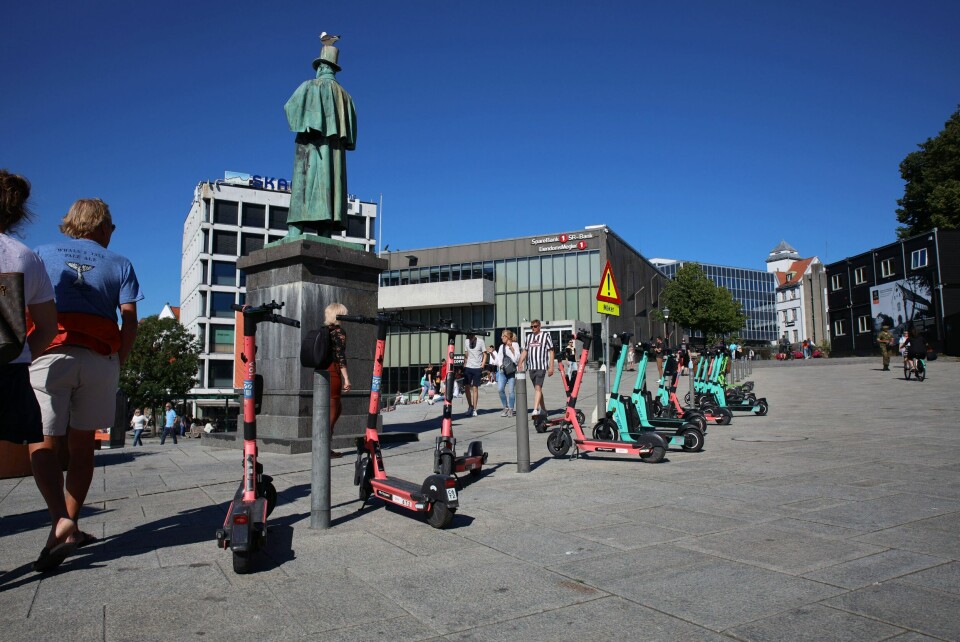 Stavanger kommune er i sluttspurten med et eget kommunalt regelverk for utleie av elektriske sparkesykler, og kommunestyret skal avgjøre saken 5. september. Elsparkesykler sparkesykler elektriske sparkesykler Domkirkeplassen ved Torget i Stavanger