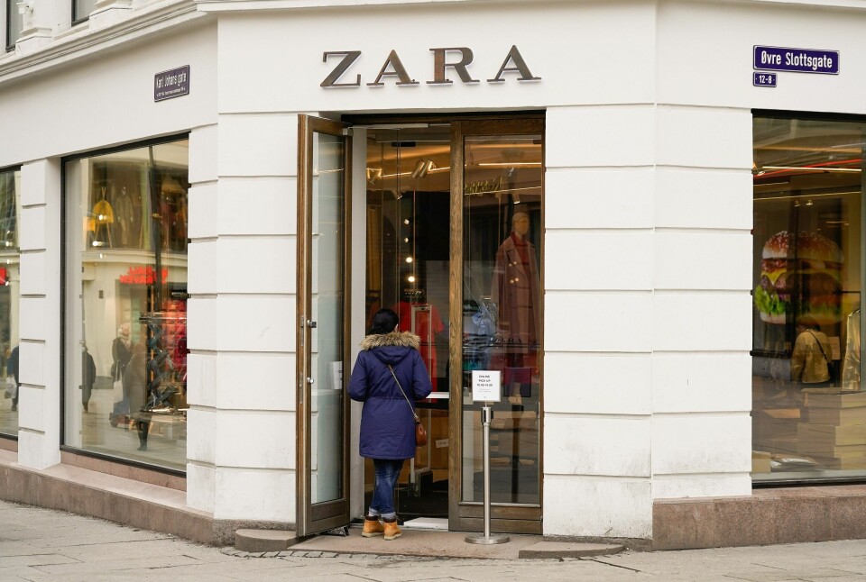 Illustrasjonsfoto: Zara på Karl Johan fra da butikkene i hovedstaden måtte stenge grunnet koronarestriksjonene. Etter et milliardunderskudd i første kvartal i fjor, sitter konsernet bak kleskjeder som Zara (bildet) og Massimo Dutti igjen med over 2 milliarder kroner etter skatt i første kvartal. Illustrasjonsfoto: Erik Johansen / NTB