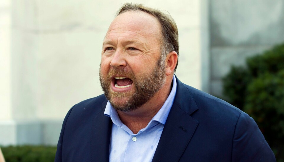 Den amerikanske konspirasjonsteoretikeren Alex Jones sier at han angrer på påstandene om at Sandy Hook-skolemassakren i 2012 var en bløff iscenesatt av skuespillere. 20 førsteklassinger og seks lærere ble drept i massakren. Den amerikanske konspirasjonsteoretikeren Alex Jones sier at han angrer på påstandene om at Sandy Hook-skolemassakren i 2012 var en bløff iscenesatt av skuespillere. 20 førsteklassinger og seks lærere ble drept i massakren. Foto: AP / NTB