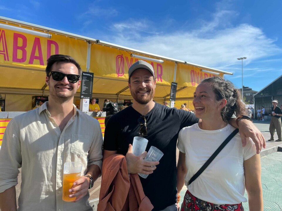 Michael Arvanitidis, Arild Henrichsen og Kate Vikjord synes det er positivt at Øya satser på kjøttfrie alternativer og gjenbrukbare kopper. Michael Arvanitidis, Arild Henrichsen og Kate Vikjord synes det er positivt at Øya satser på kjøttfrie alternativer og gjenbrukbare kopper.