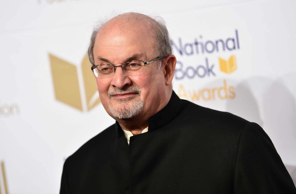 Forfatteren Salman Rushdie ble utsatt for et drapsforsøk fredag. Forfatteren Salman Rushdie ble utsatt for et drapsforsøk fredag.