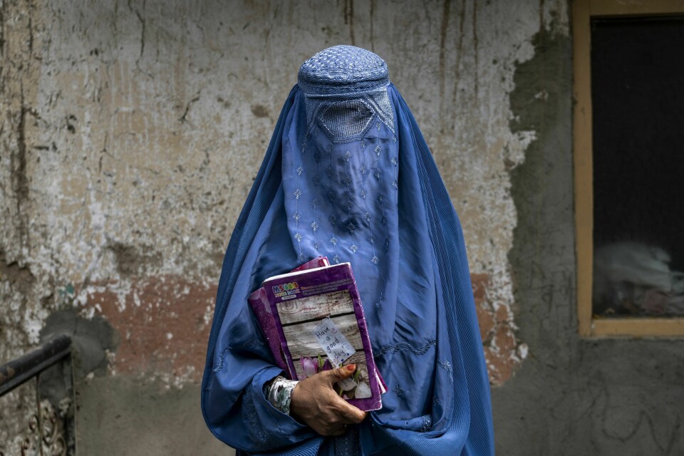 40 år gamle Arefeh går på en undergrunnsskole i Kabul sammen med sin datter som ikke får lov å gå på offentlig skole. Bildet viser 40 år gamle Arefeh som går på en undergrunnsskole i Kabul, Hun går sammen med sin datter som ikke får lov å gå i offentlig skole.
