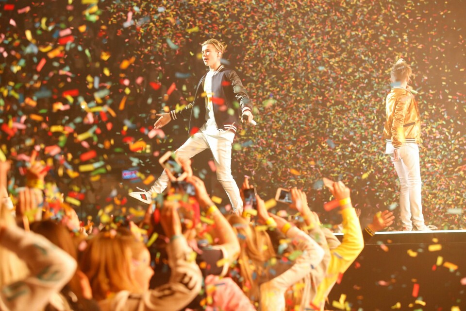 Slik kan de se ut under konserter i Oslo Spektrum, men selv om konfettiregnet er vakkert, innebærer det også problemer. Bildet er tatt under en konsert med Marcus & Martinus i 2018. Slik kan de se ut under konserter i Oslo Spektrum, men selv om konfettiregnet er vakkert, innebærer det også problemer. Bildet er tatt under en konsert med Marcus & Martinus i 2018.