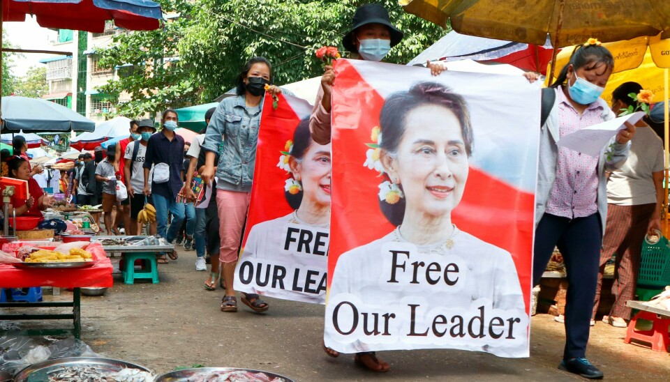Myanmars leder Aung San Suu Kyi ble styrtet i et militærkupp i februar i fjor og har siden fått flere dommer for korrupsjon. Her demonstrerer tilhengere av henne i Yangon i april. Myanmars leder Aung San Suu Kyi ble styrtet i et militærkupp i februar i fjor og har siden fått flere dommer for korrupsjon. Her demonstrerer tilhengere av henne i Yangon i april. Foto: AP / NTB