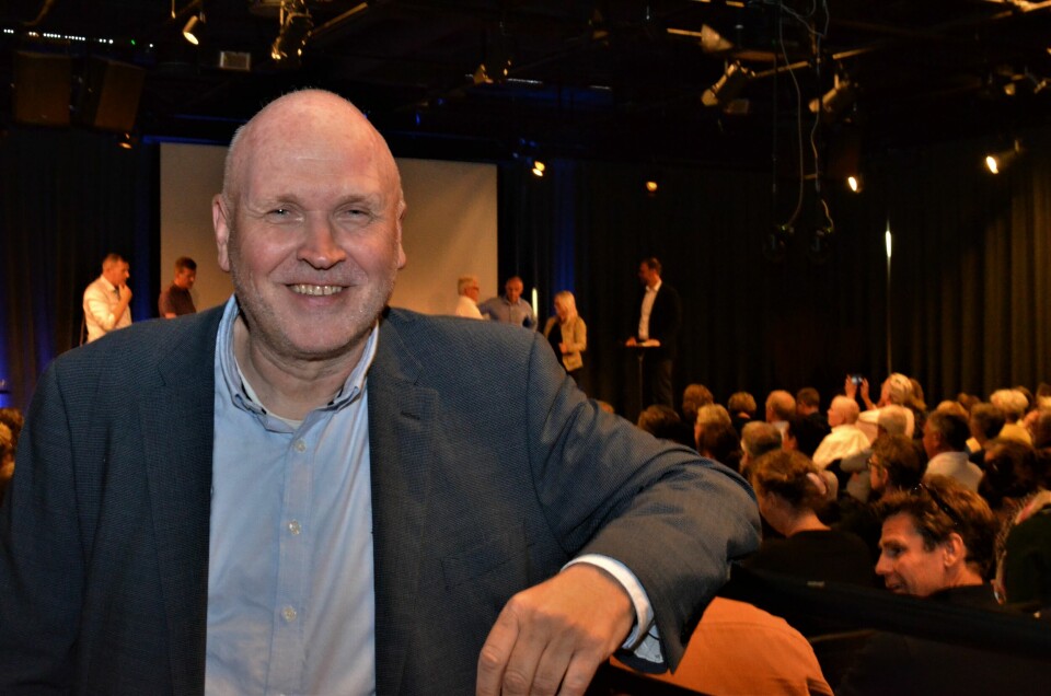 Øivind Lågbu, politisk kommentator i Fredriksstad Blad, fikk åpne folkemøtet. Bak ham står konferansierer Roy Conradi Andersen og Jon Jacobsen til venstre, og Bjørnar Laabak (FrP), Erik Skauen (MDG), Silje Waters (SV), og Trond Svandal (V) til høyre på scenen. Øivind Lågbu, Fredriksstad Blad