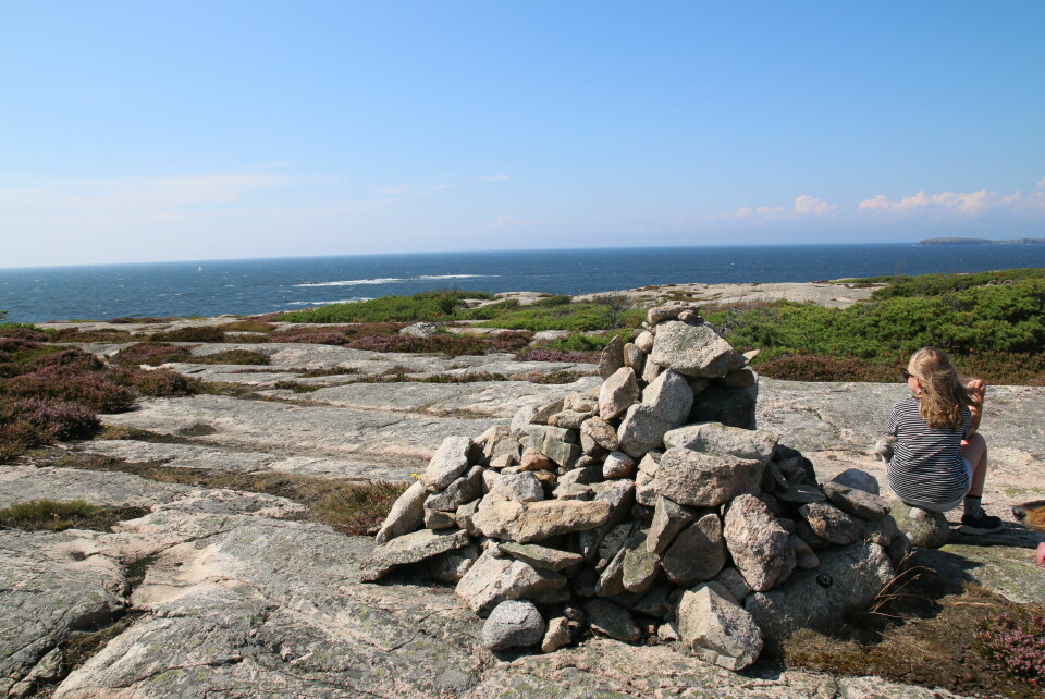 Fra Varden på Bastangen ser vi langt ut i det blå. Kystlandskap