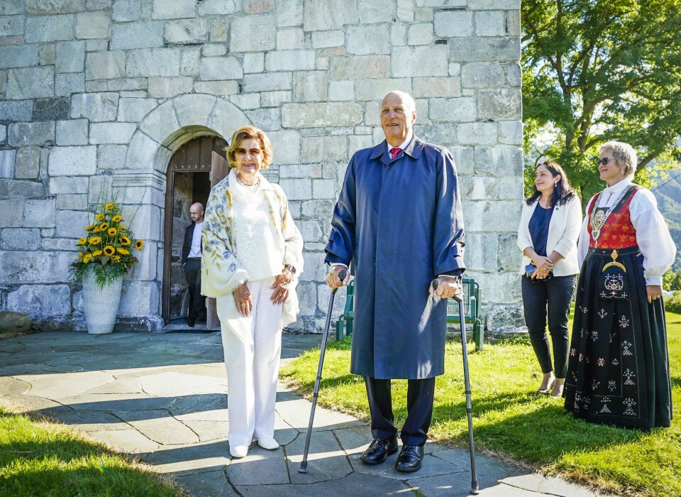 Kong Harald og dronning Sonja utenfor St. Jetmund kirke i Åheim i Vanylven onsdag. Spesielt dronningen var veldig engasjert under besøket i kirken. Kong Harald og dronning Sonja utenfor St. Jetmund kirke i Åheim i Vanylven onsdag. Spesielt dronningen var veldig engasjert under besøket i kirken.