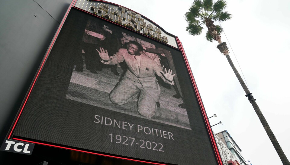 Amerika sørget over Sidney Poitier da han døde i januar i år. Her ved Chinese Theatre i Hollywood, rett ved fortausstjernen hans. Amerika sørget over Sidney Poitier da han døde i januar i år. Her ved Chinese Theatre i Hollywood, rett ved fortausstjernen hans. Foto: AP